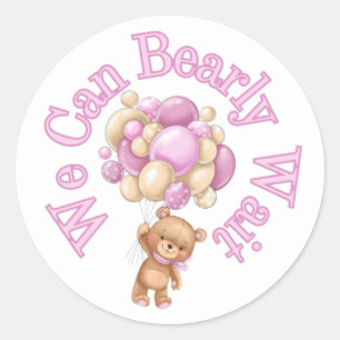 Sticker Rond On peut attendre Baby shower fille