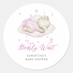 Sticker Rond On peut attendre le Baby shower de fille rose