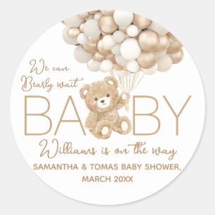 Sticker Rond On peut attendre un Baby shower neutre entre les s