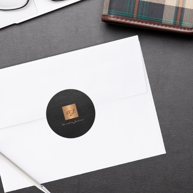 Sticker Rond Or élégant script monogramme nom cuir (Créateur téléchargé)