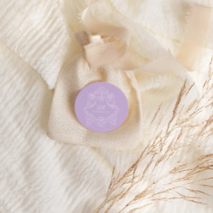 Sticker Rond Ornement de crête de monogramme violet violet mari