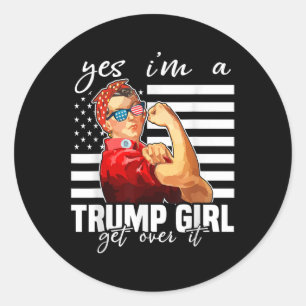 Sticker Rond Oui, Je Suis Une Fille Trump Qui S'En Remet Trump