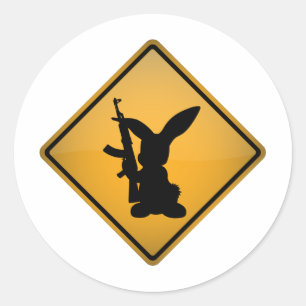 Sticker Rond Panneau d'avertissement Rabbit avec pistolet