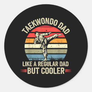 Sticker Rond Papa Taekwondo Drôle Comme un Papa Normal Mais Coo