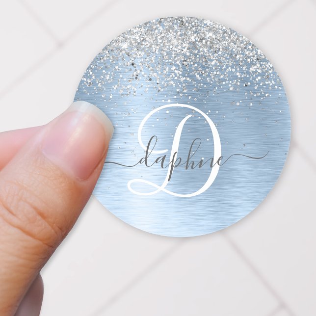 Sticker Rond Parties scintillant en argent brossé bleu Nom du m (Sparkly silver glitter and blue brushed metal sticker with your monogram and name.)