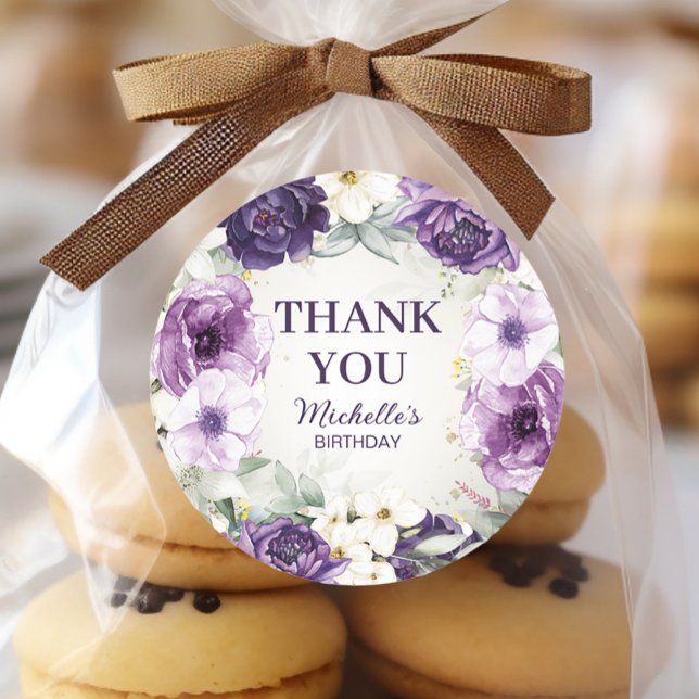 Sticker Rond Parties scintillant florale blanc pourpre Merci d' (Purple floral birthday party "Thank you" stickers closeup)