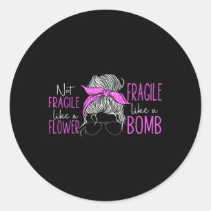 Sticker Rond Pas Fragile Comme Une Fleur Fragile Comme Une Bomb