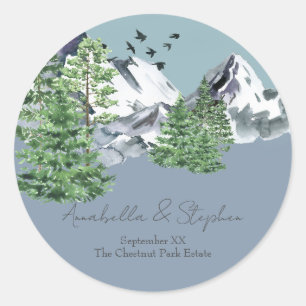 Sticker Rond Paysage de montagne enneigé Forêt de pins sur fond