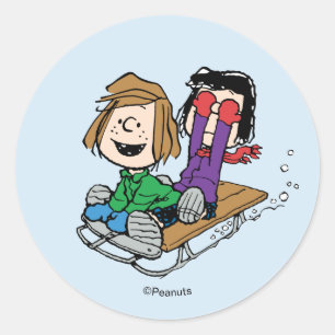 Sticker Rond Peanuts   Peppermint Patty & Marcie en traîneau