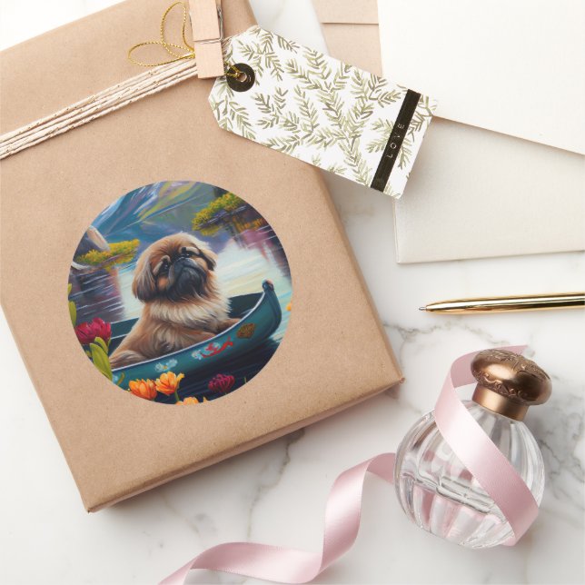 Sticker Rond Pekingese sur une pagaie : une aventure Pittoresqu (Cadeaux)