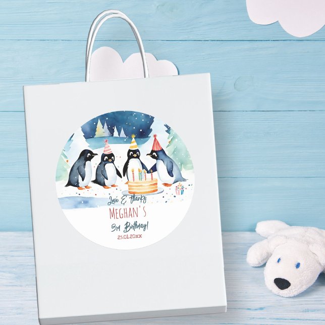 Sticker Rond Penguin arctique d'hiver anniversaire merci de fav (Penguin arctic winter birthday thank you favor stickers cute penguins with a birthday cake favors)