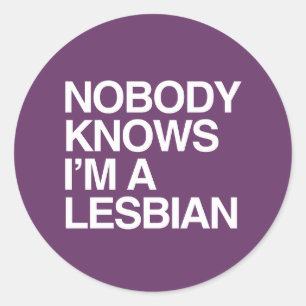 Sticker Rond PERSONNE NE SAIT que je suis UNE LESBIENNE - BLANC