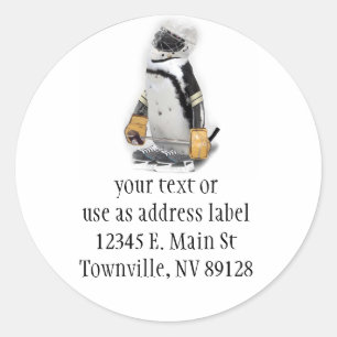 Sticker Rond Petit Penguin portant un engin de hockey