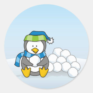 Sticker Rond Petit pingouin assis avec des boules de neige