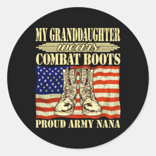 Sticker Rond Petite-fille d'homme porte des bottes de combat - 