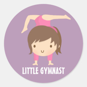 Sticker Rond Petite pose mignonne de gymnastique de fille de