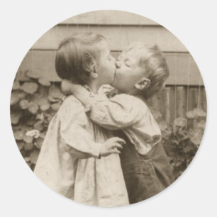 Sticker Rond Photo d'amour vintage d'enfants s'embrassant dans 