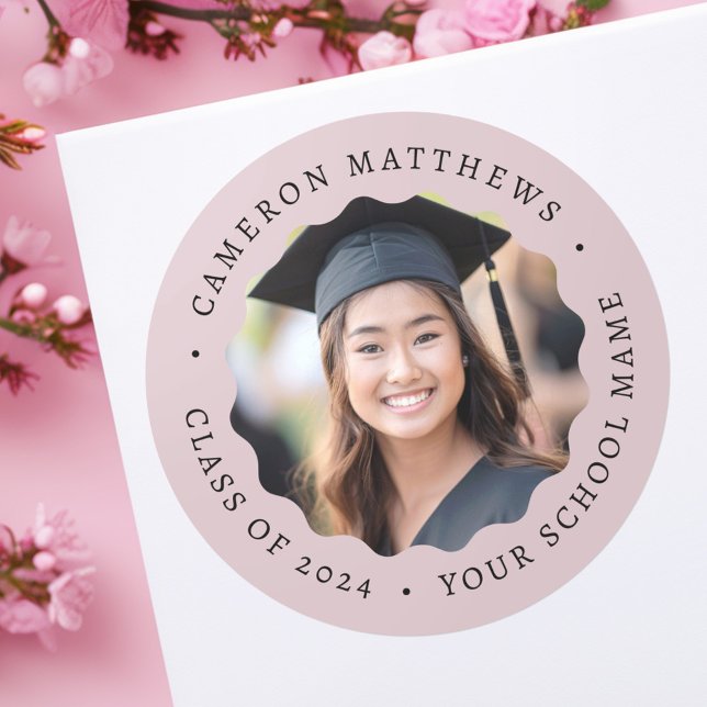 Sticker Rond Photo de diplômé rose taupe bordure ondulée remise (Graduate photo rose taupe wavy border graduation classic round sticker)