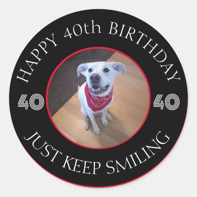 Sticker Rond Photo de Dog Grinning Anniversaire 40 Noir et Roug (Devant)