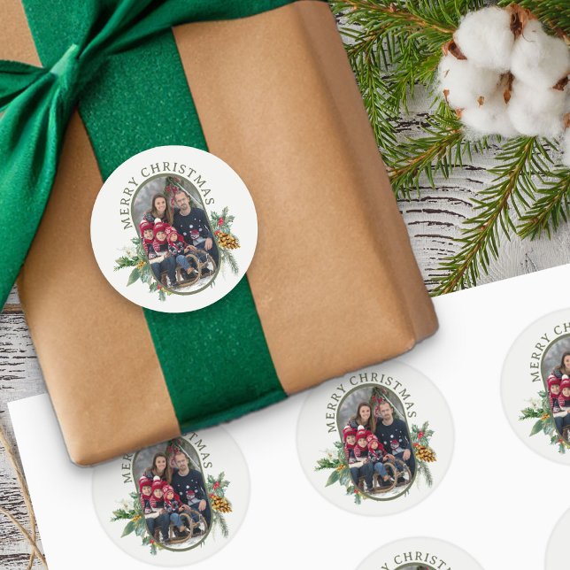 Sticker Rond Photo de famille Holly et Pine Joyeux Noël (Merry Christmas Photo Stickers from Rounded Lozenge Photo Collage collection)