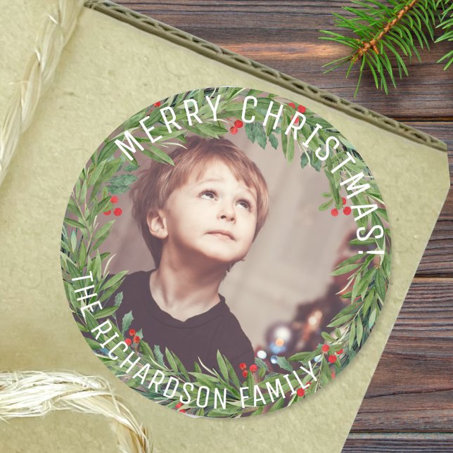 Sticker Rond Photo de famille Holly personnalisée (Spread holiday joy with our personalized photo wreath stickers)