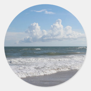 Sticker Rond Photo de plage avec ciel bleu, nuages gras et vagu