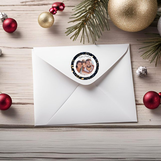 Sticker Rond Photo Feuilles de Noël Moderne Bleu Et Or (Blue and Gold Christmas Leaves Photo Sticker)