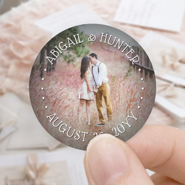 Sticker Rond Photo personnalisée Elegant Mariage de typographie (Créateur téléchargé)