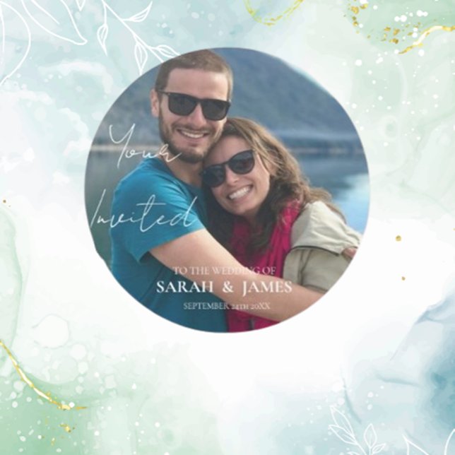 Sticker Rond Photo personnalisée Mariage détendu moderne (Create lasting memories with a custom photo modern relaxed wedding sticker.)