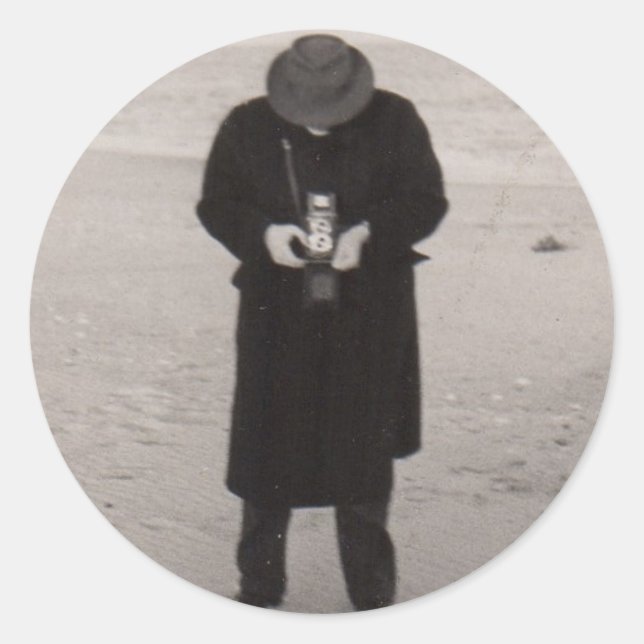 Sticker Rond Photographe des années 1940 sur la plage (Devant)