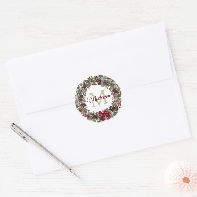 Sticker Rond Pinecone rouge en forme de couronne Monogramme Noë (Enveloppe)