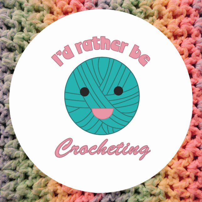 Sticker Rond Plutôt être Crocheter la balle verte du fil (A cute sticker with a ball of yarn and the text I'd rather be crocheting)