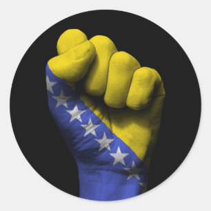 Sticker Rond Poing serré levé avec drapeau bosnien