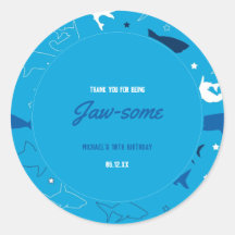 Sticker rond pour la fête d'anniversaire de requin