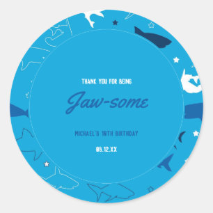 Sticker rond pour la fête d'anniversaire de requin