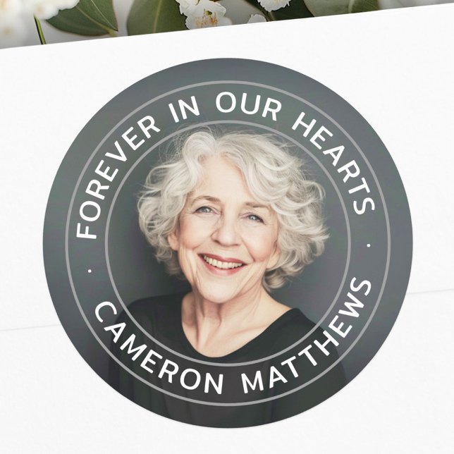 Sticker Rond Pour toujours dans nos coeurs mémorial pleine phot (Forever in our hearts memorial full photo classic round sticker)