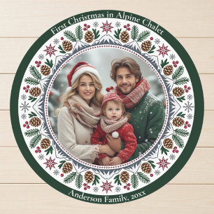 Sticker Rond Premier Noël Chalet Alpin Famille Photo Nordique