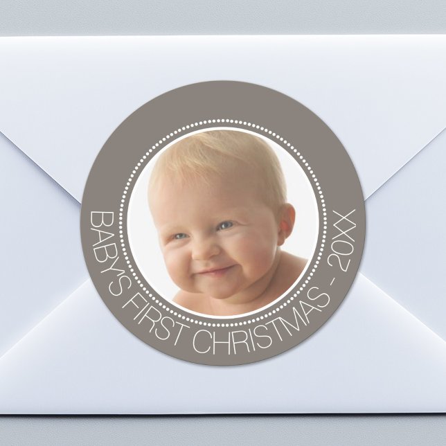 Sticker Rond Première photo de Noël du bébé Nom et année person (Custom Sticker for Party Favors or Envelopes)