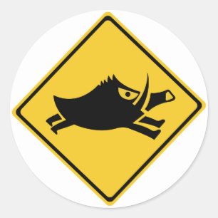 Sticker Rond Prenez garde des sangliers, poteau de
