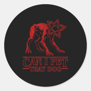 Sticker Rond Puis-je caresser ce chien demodog étranger mème dr