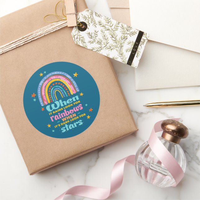 Sticker Rond Quand Il Pleut, Cherchez Les Arcs-En-Ciel (Cadeaux)
