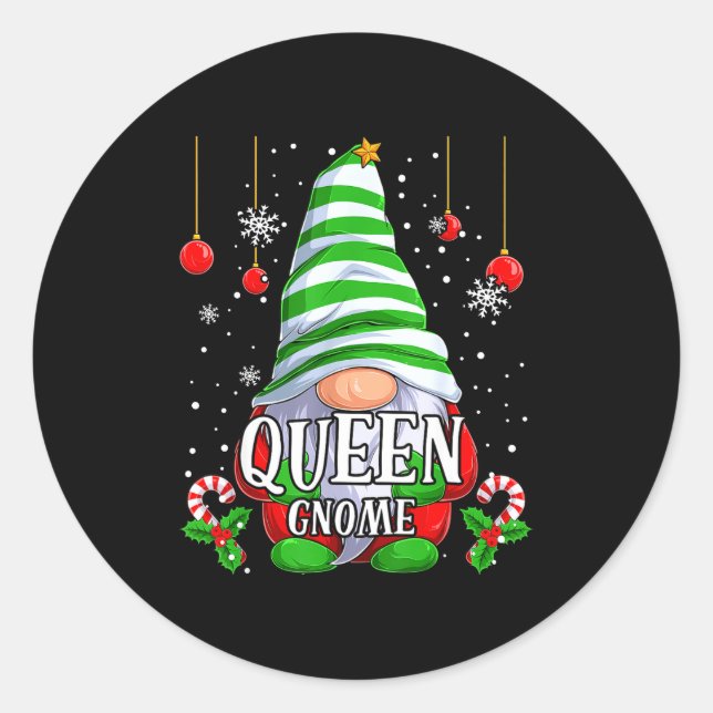 Sticker Rond Queen Gnome Christmas Pajamas Matching Family Grou (Devant)