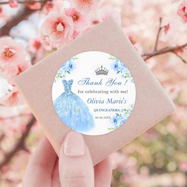 Sticker Rond Quinceanera Silver Blue Floral Gown (Créateur téléchargé)