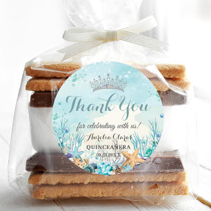 Sticker Rond Quinceañera sous les coquilles de corail de plage 