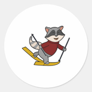 Sticker Rond Raccoon en ski avec des pôles de ski et de ski
