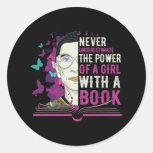 Sticker Rond RBG Ne sous-estime jamais la fille avec un livre