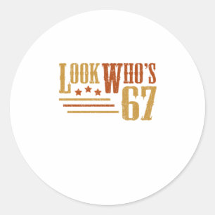 Sticker Rond Regardez Qui 67 Ans Funny 67e Anniversaire Cadeau