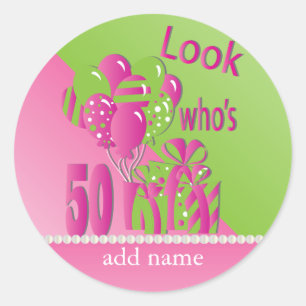 Sticker Rond Regardez qui a 50 ans en rose - 50e anniversaire