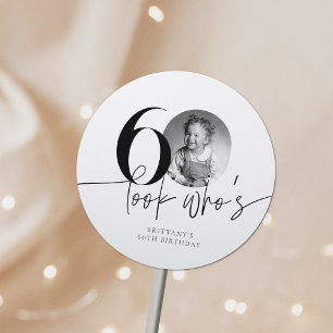 Sticker Rond Regardez qui est 60 drôle Photo Simple 60e anniver