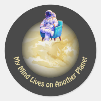 Sticker Rond Relaxed Astronaut Sitting on Planet